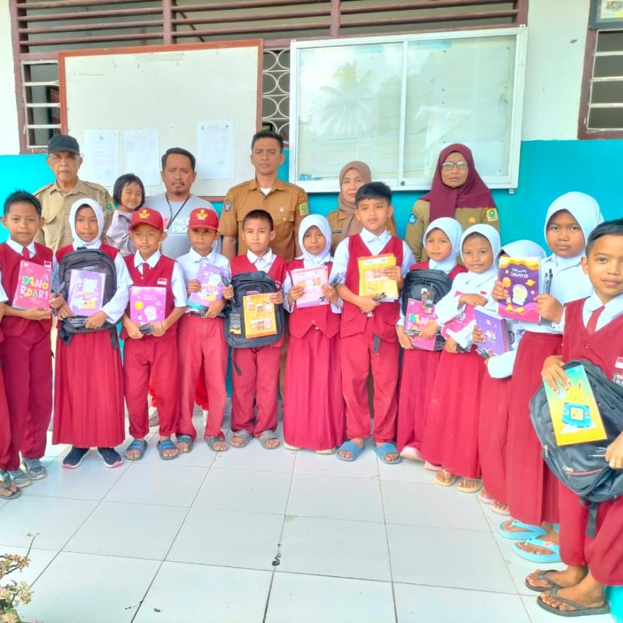 Siswa Berprestasi di Desa Mattunreng Tellue Terima Hadiah Perlengkapan Sekolah dari Pemerintah Desa